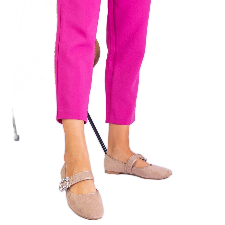 Bež balerine ukrašene kopčom s kristalima