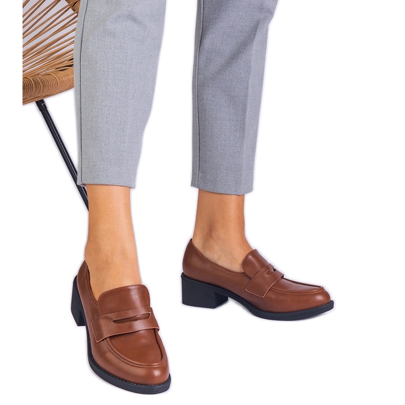 Smeđe eko -odletne pumpe na niskom postolju smeđa