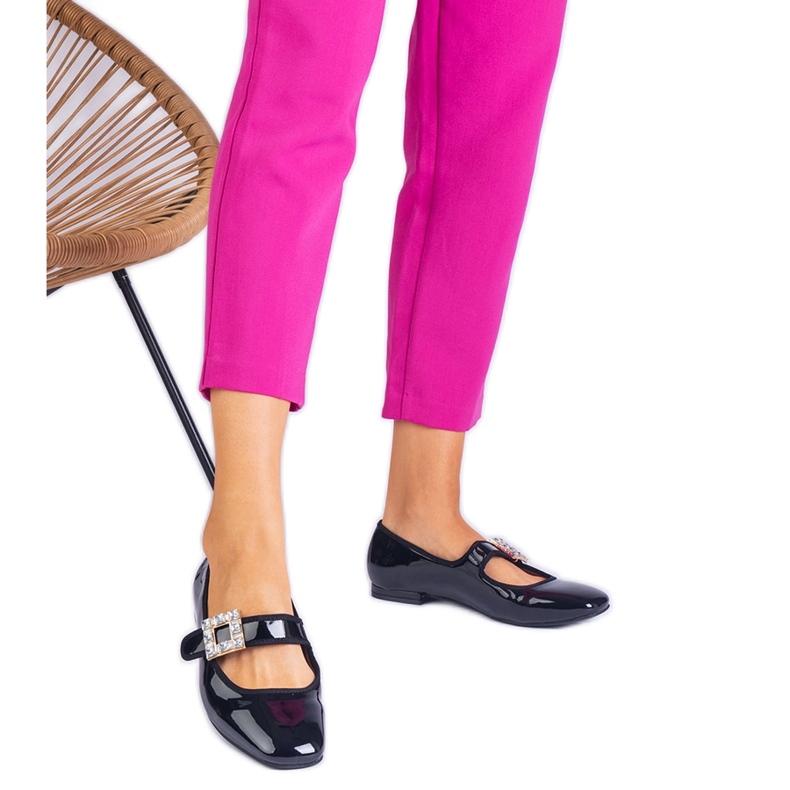 Crne lakirane balerine ukrašene kopčom crno