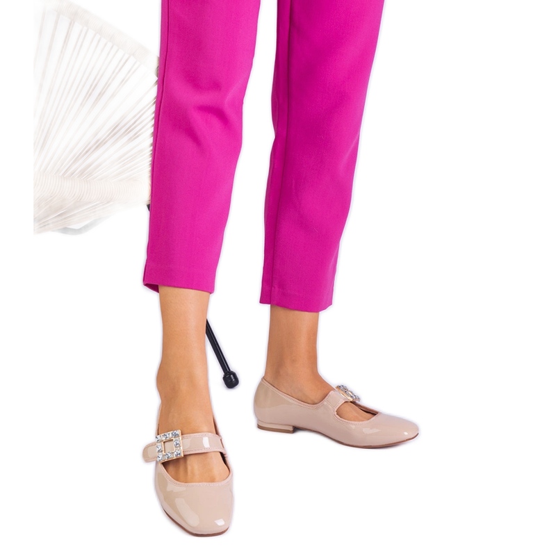 Bež lakirane balerine ukrašene stezaljkom