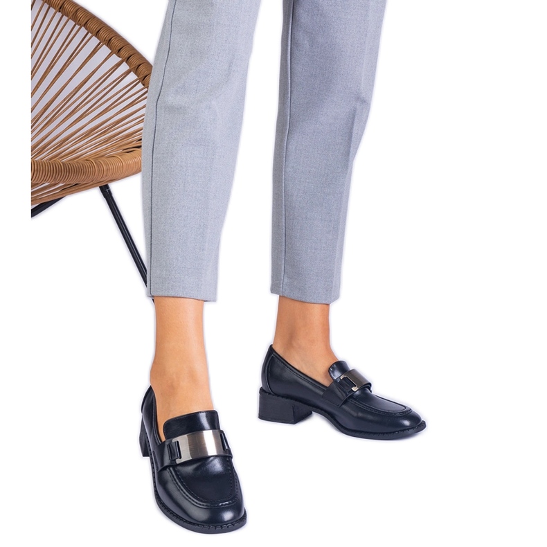 Crne pumpe na niskom postolju s metalnim ukrasom crno