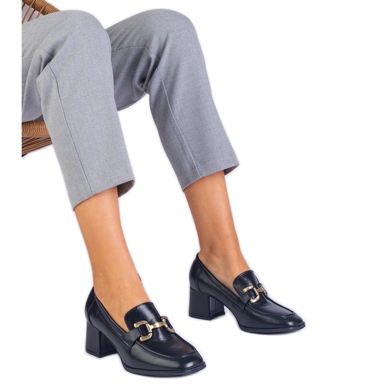 Crne pumpe na stanici metalnim ukrasom crno