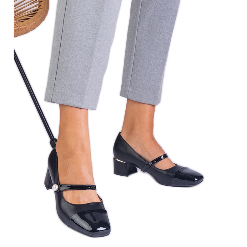 Crne pumpe na stanici lakiranim nožnim prstima crno