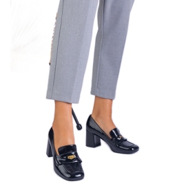 Crne lakirane cipele na stupu crna