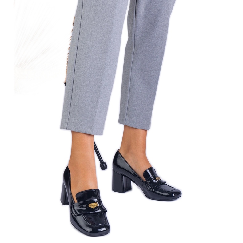 Crne lakirane cipele na stupu crno