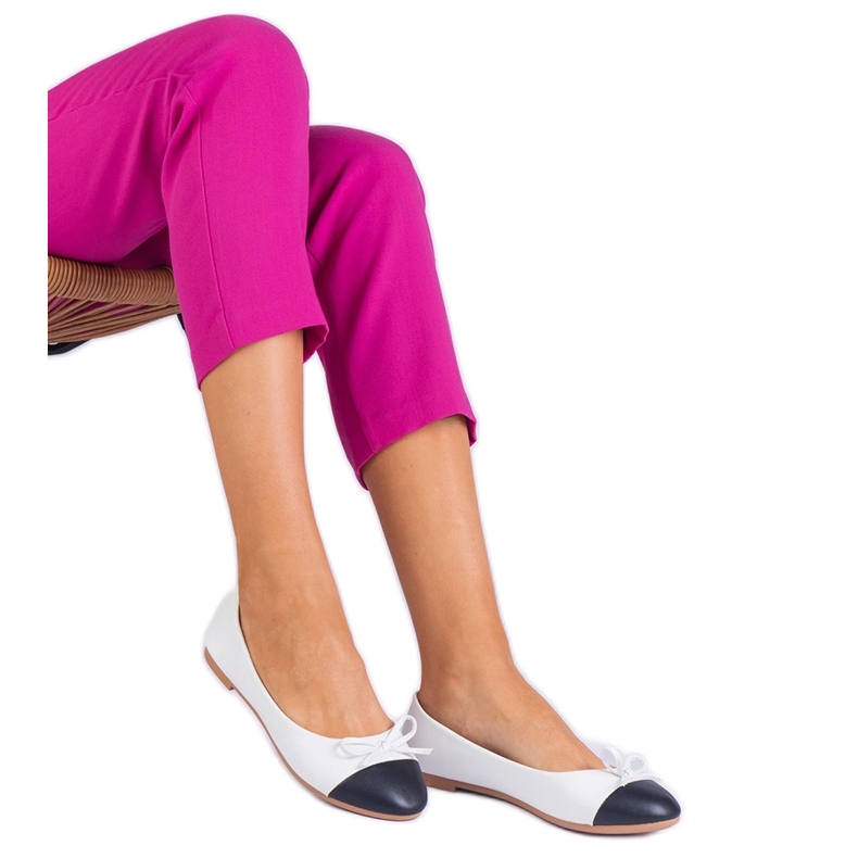 Bijele balerine s lukom i crni nos bijela