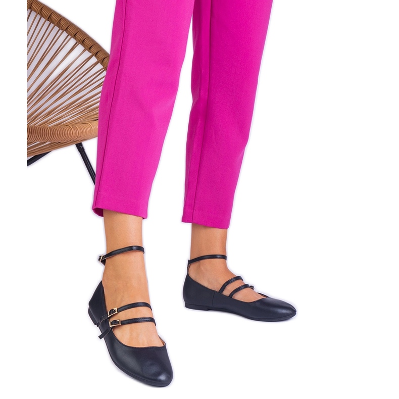 Crne balerine izrađene od eko -odlaska s kopčama crno