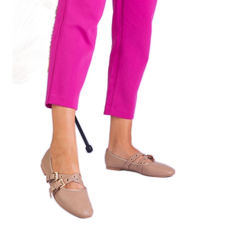 Beige balerine izrađene od eko -odleta ukrašene kopčama bež