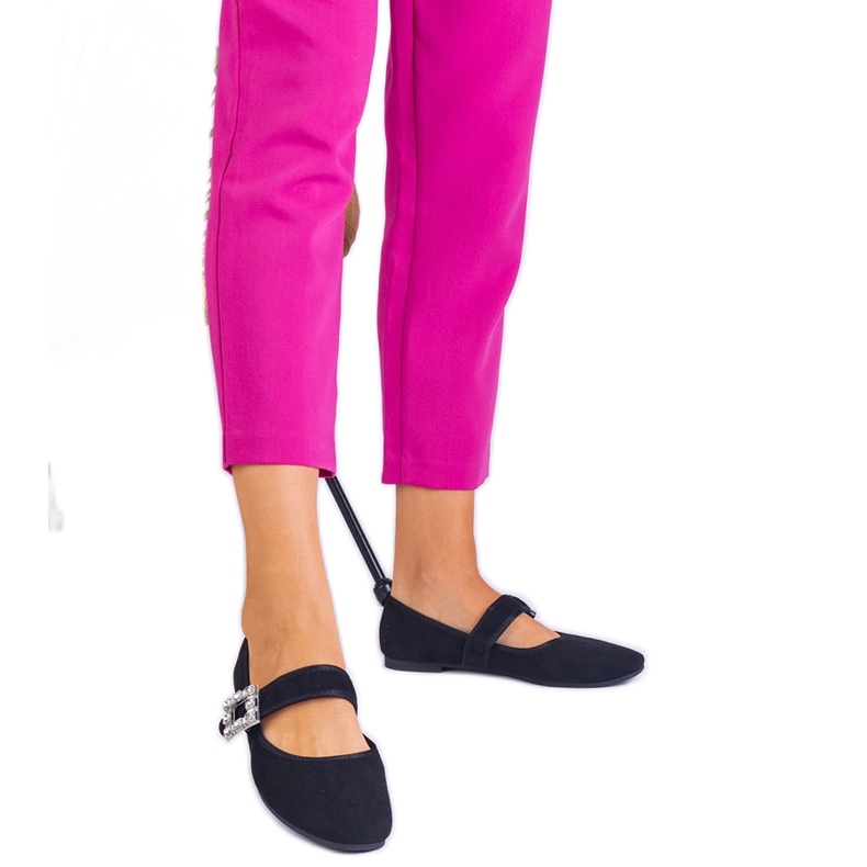 Crne balerine ukrašene kopčom s kristalima crno