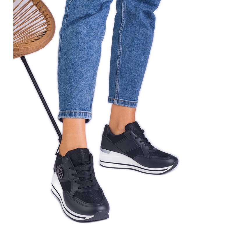 Crne ženske tenisice ukrašene metalnim umetkom crno