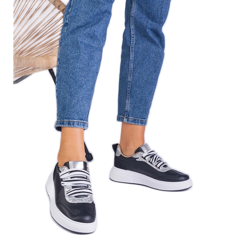 Crne ženske tenisice ukrašene sjajem crno