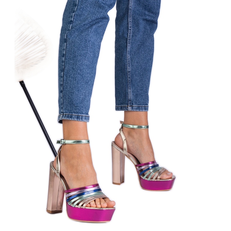 Višebojne masivne sandale na postu ružičasta