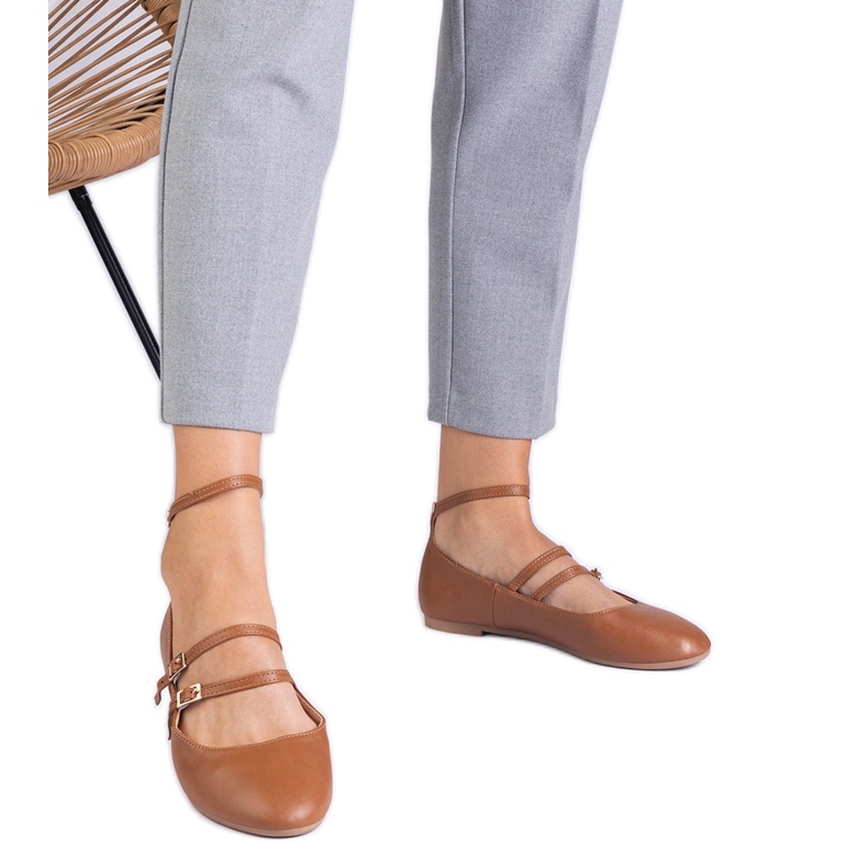 Smeđe balerine izrađene od eko -odlaska s kopčama smeđa