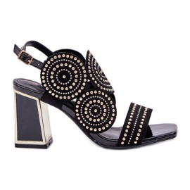 Ukrašene sandale na crnoj posta crna