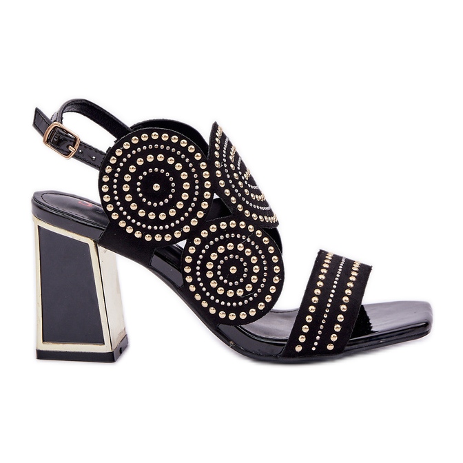 Ukrašene sandale na crnoj posta