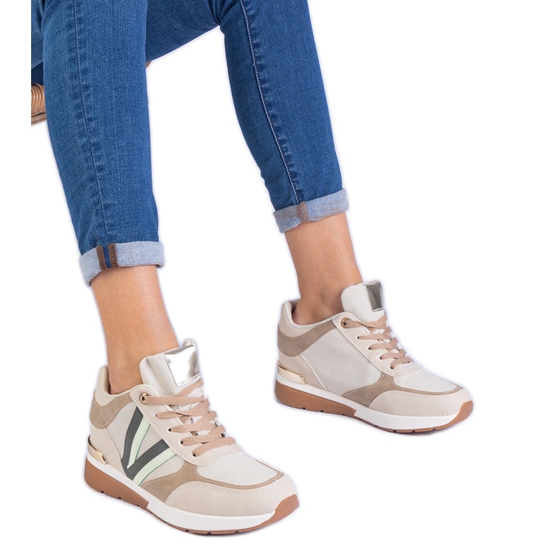 Bež ženske tenisice na skrivenom klinu