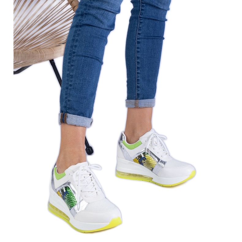Sportske tenisice bijelih ženskih s šarenim dodatkom bijela