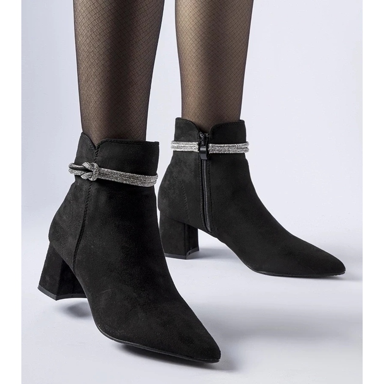 D/CEO Crne Alba izolirane gležnjače crno