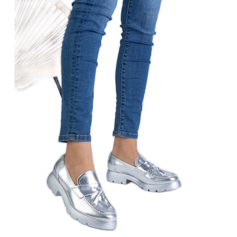 Srebrne klasične cipele s rubovima srebro