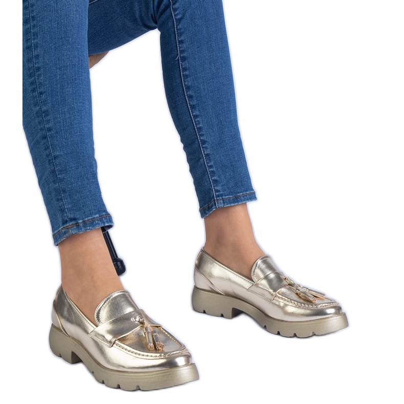 Zlatne metalne klasične cipele s rubovima zlatna