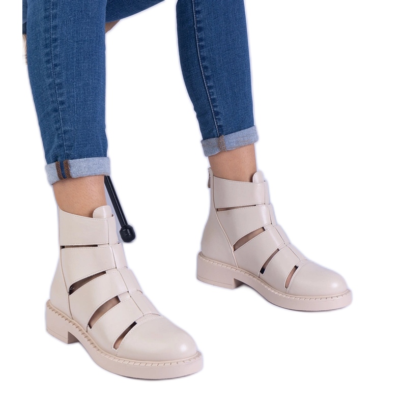 Beige čizme izrađene od eko -odlazaka s ravnim izrezima namijenjene bež