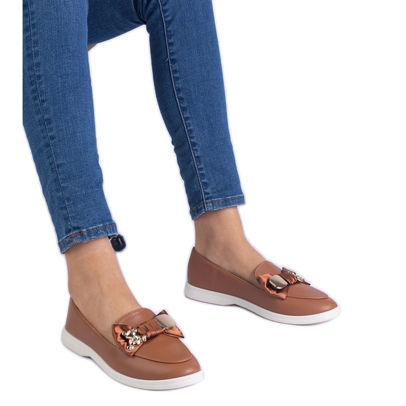 Smeđe nativnice ukrašene lukom i zlatnim medvjedićima smeđa