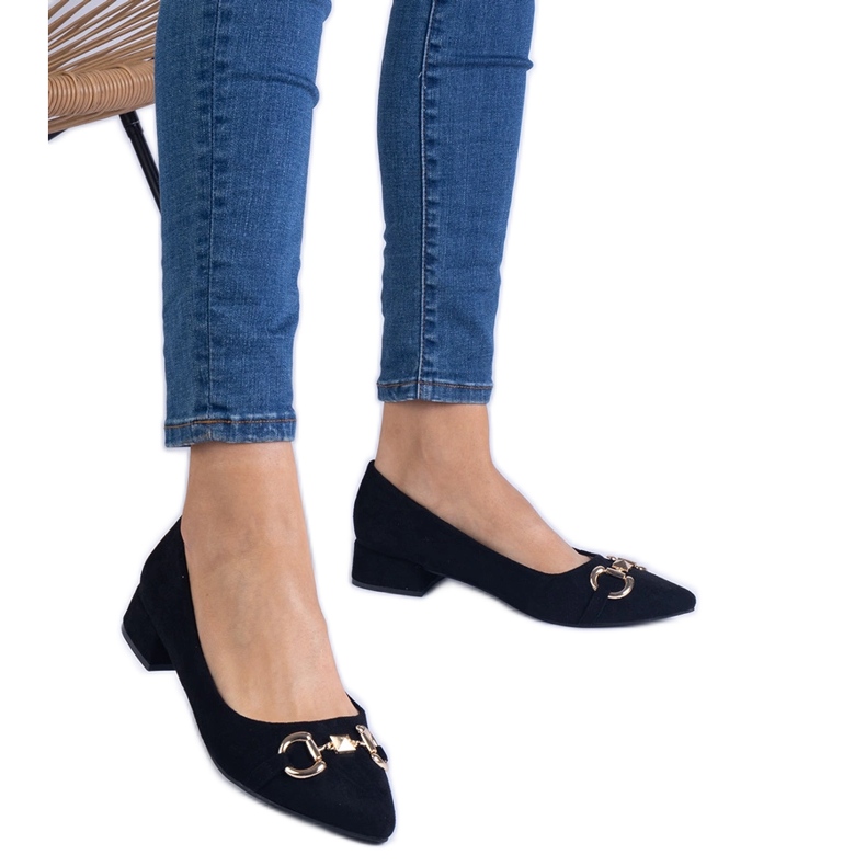 Crne pumpe iz Ekozamsza sa zlatnim ukrasom crno