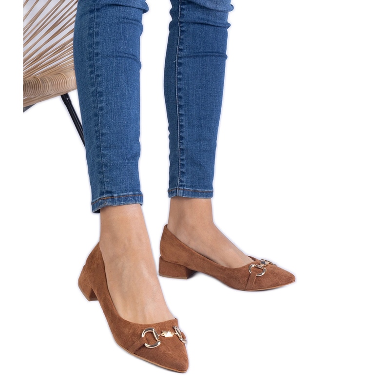 Smeđe pumpe iz Ekozamsza sa zlatnim ukrasom smeđa