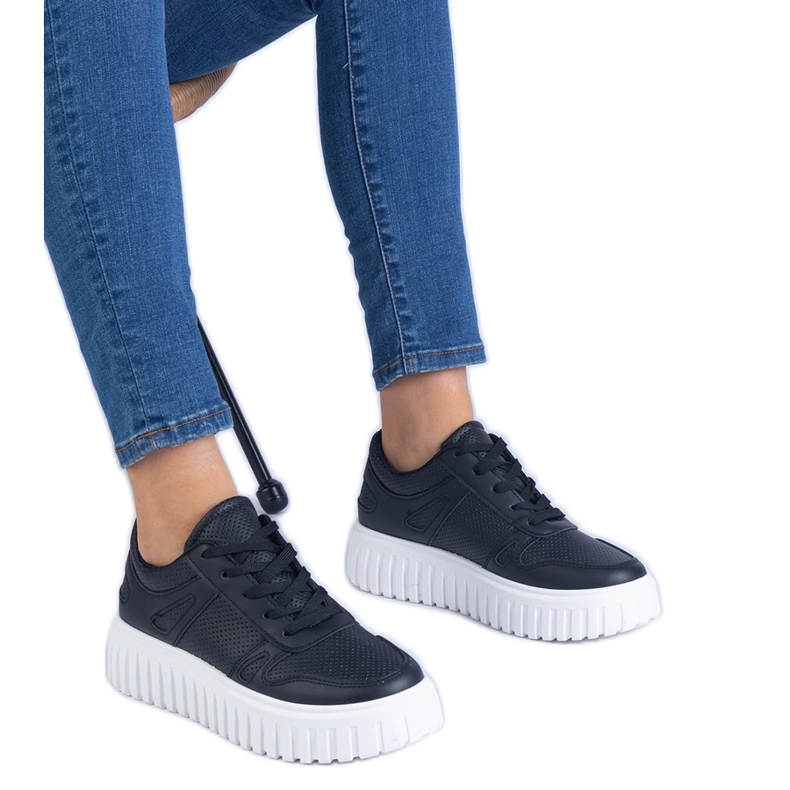 Crne tenisice na otvorenom na ogromnom potplatu crno