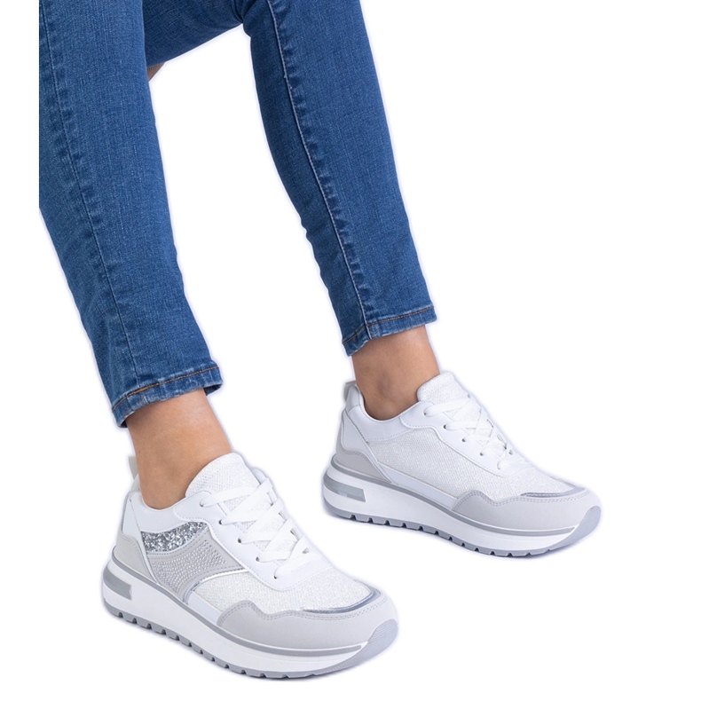 Bijele tenisice ukrašene sjajem i cirkonima bijela