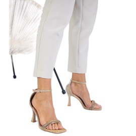 Zlatne elegantne sandale na visokoj peti ukrašenoj cirkonima zlatni