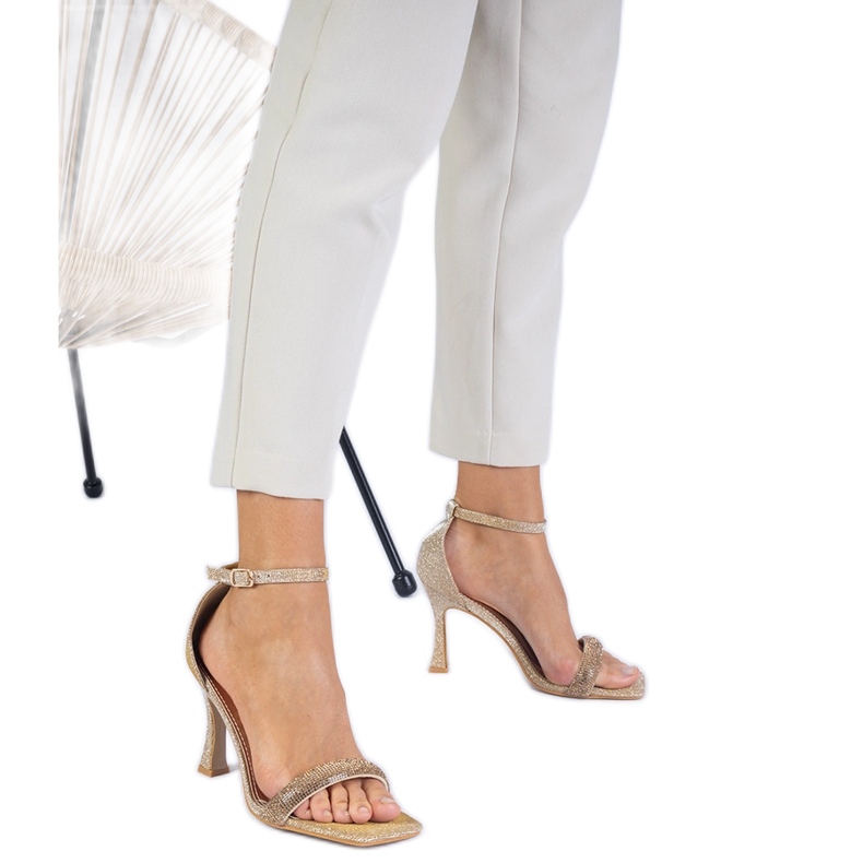 Zlatne elegantne sandale na visokoj peti ukrašenoj cirkonima zlatna