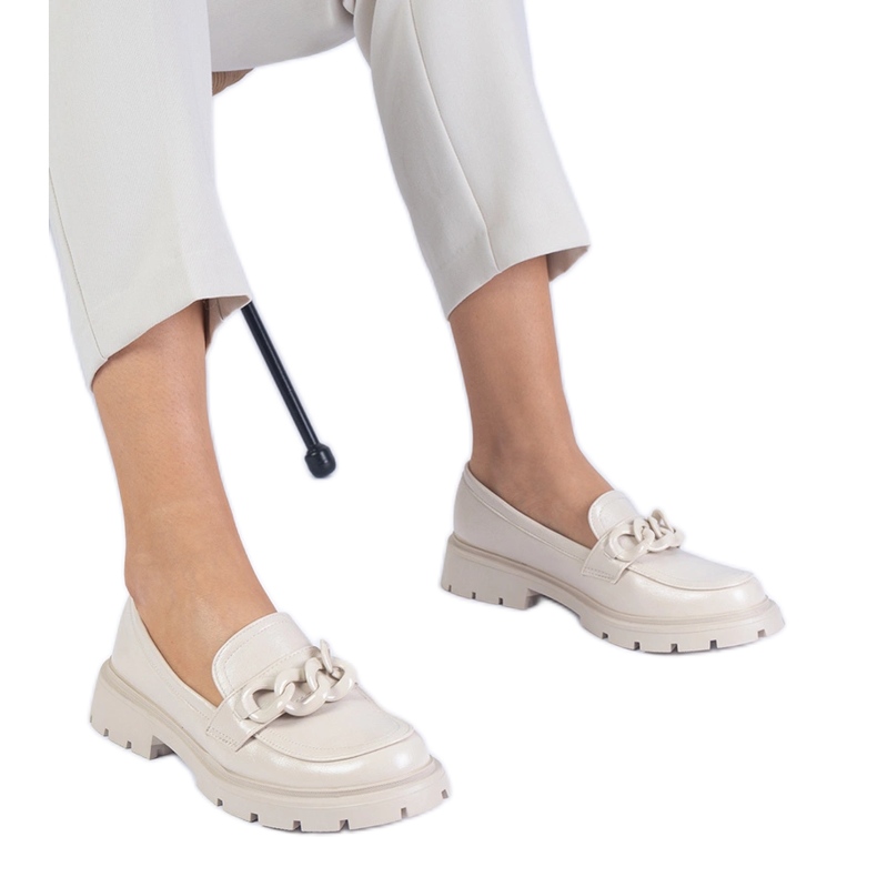 Bež lakirani loaferi s lancem