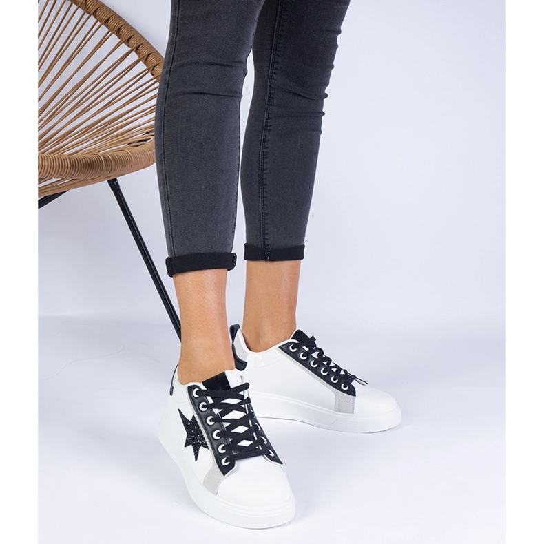 Bijele tenisice ukrašene sjajnom zvijezdom bijela