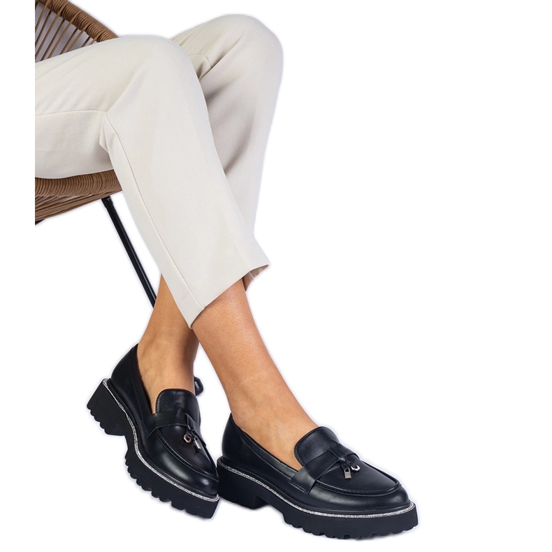 Crne mokasine ukrašene kamenčićima crno