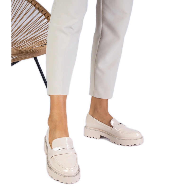 Bež lakirani loaferi ukrašeni cirkonima