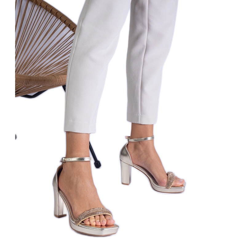 Zlatne elegantne sandale na stupu s cirkonima zlatna