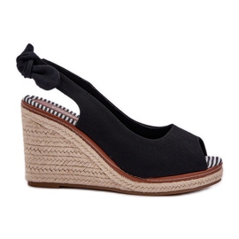 Crne sandale na klinastu petu s pletenicom crna