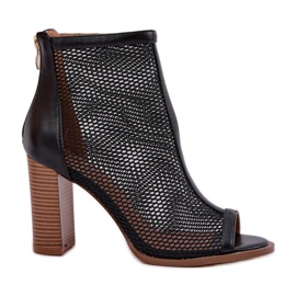 Sandale na stupu s crnim gornjim dijelom crno