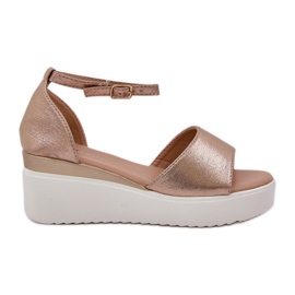 Lagane sandale na platformi i osjetljivi zlatni klinovi