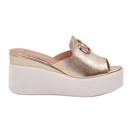 Papuče na platformi i klinovi sa zlatnim ukrasom