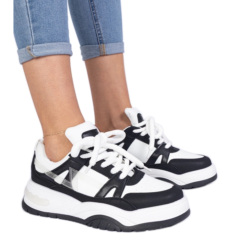 Crno -bijele tenisice s gustim čipkama