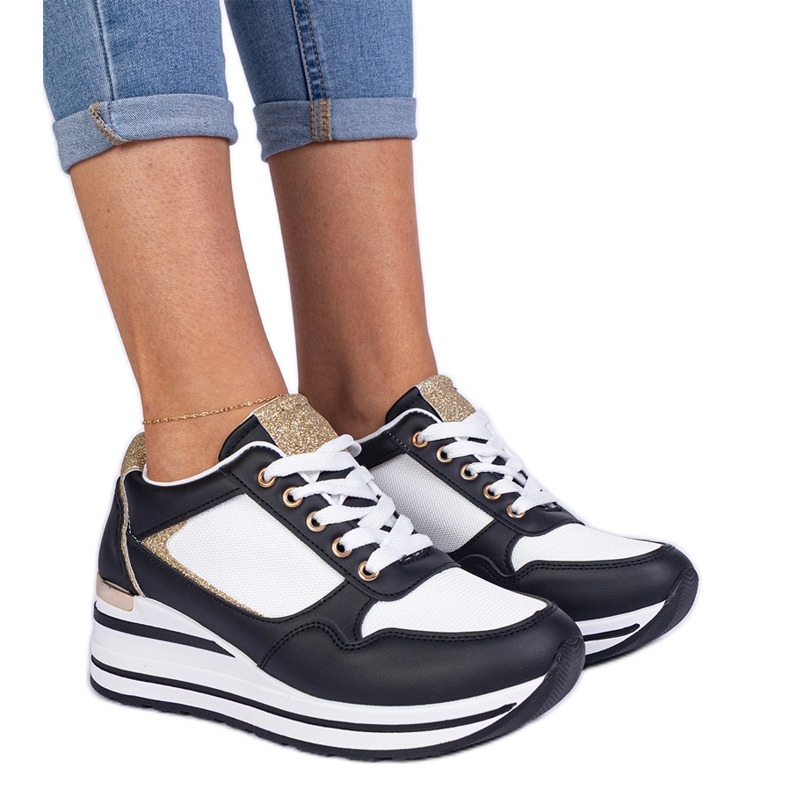 Crne tenisice ukrašene sjajem i metalnim umetkom crno