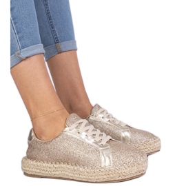 Zlatne ženske espadrile ukrašene sjajnim zlatni