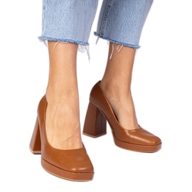 Smeđe pumpe na masivnom položaju s kvadratnim nožnim prstom smeđa