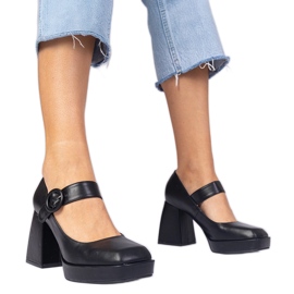 Crne pumpe s kvadratnim nosom i kopčom crna