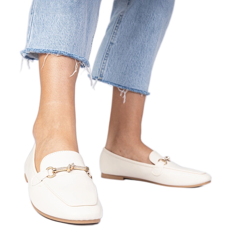 Bež elegantni loaferi sa zlatnim ukrasom i cirkonima