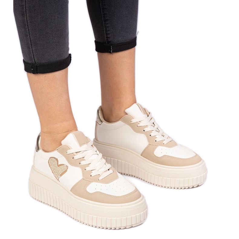 Smeđe ženske tenisice s brokatnim srcem smeđa