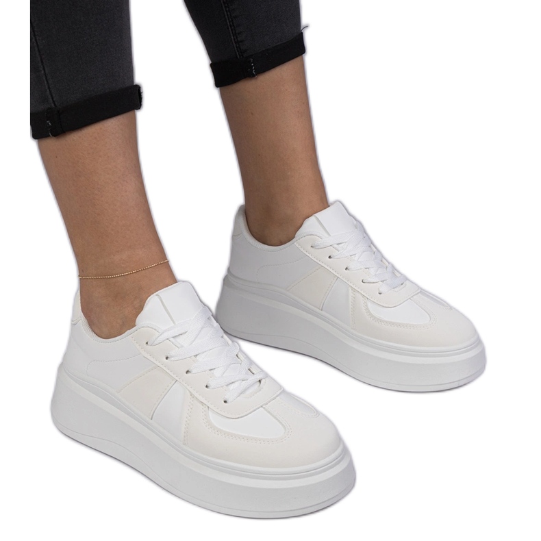 Bijele tenisice tenisice na platformi bijela