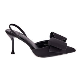 Visoke potpetice golim potpeticama i crnim lukom crna